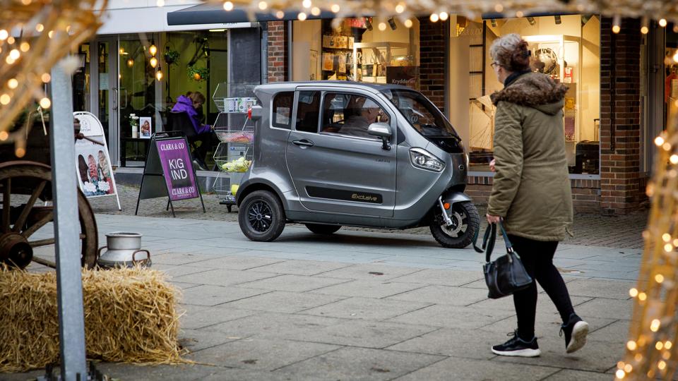 Nu bliver der holdt øje med dem, og de bliver advaret og får tilbud om at lære at køre. Tre initiativer mod elkøretøjers ræs i Algade i Nykøbing. <i>Foto: Bo Lehm</i>