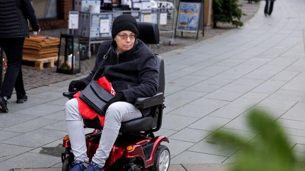 En elscooter er at betragte som en fodgænger i en gågade. Pernille Nørgaard forsikrer, at hun kun kører med 6 km/t. <i>Foto: Bo Lehm</i>