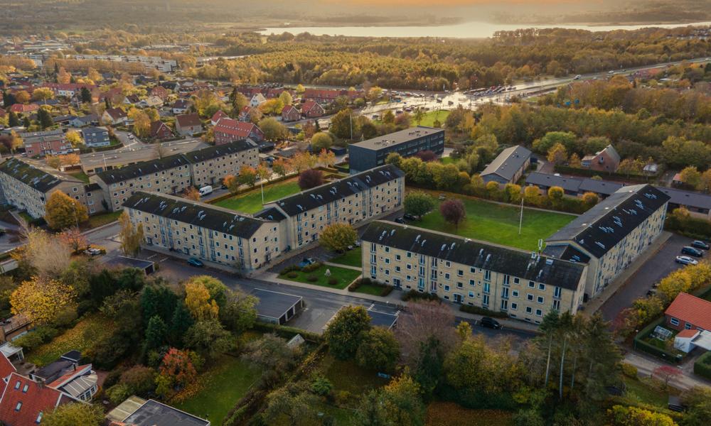Lindeparken og Digterparken i Åbyhøj består af sammenlagt 78 plus 81 almene boliger, 16 ungdomsboliger samt fire erhverslejemål.