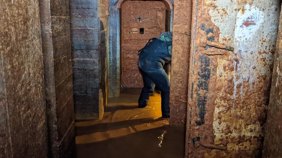 De genåbnede bunkers var fulde af vand, så inden der var adgang, skulle de tømmes. <i>Foto: Achim Otto</i>