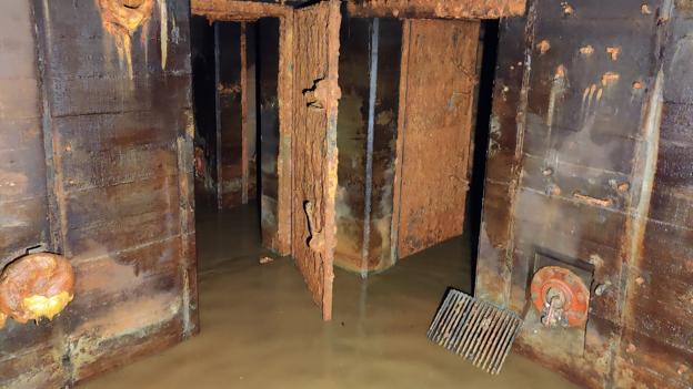 Bunkeren var løbet fuld af regnvand, som ikke kunne løbe væk. Det skyldes, at den er støbt i et "trug", der skulle sikre den mod opstigende grundvand, forklarer museumsinspektør Jens Andersen. <i>Foto: Achim Otto</i>