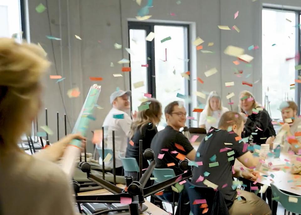 Bum! Og en regn af konfetti. Tutorer fra Kommunikation og Digitale Medier på Aalborg Universitet vinder her Tutorprisen 2022. <i>Foto: DM Studerende</i>