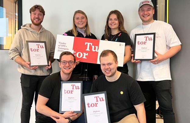 Seks af de prisvindende tutorer hos Kommunikation og Digitale Medier hos AAU: Viktor Boye, Frederikke Skall, Hannah Edelskov Drejø, Malte Wyrtz, Emil Leegaard Hansen og Mathias Lund Ahlgren. <i>Foto: Natascha Christine Schærff Jensen</i>