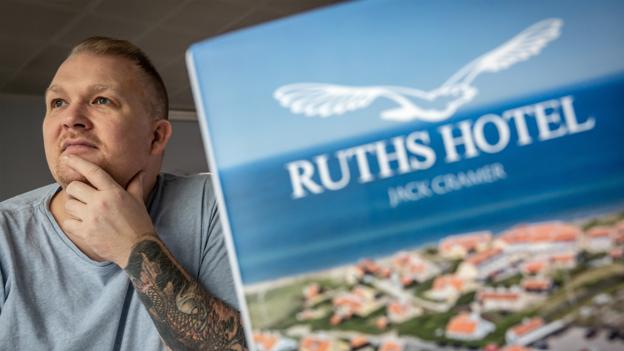 - Jeg var igennem en sindssyg hård periode, indtil jeg på et tidspunkt fik konstateret, at jeg var ordblind, forklarer Jack Cramer - der nu kan glæde sig over at have udgivet en særdeles omfattende bog. <i>Foto: Martin Damgård</i>