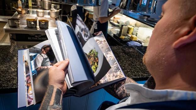 Det har været en langvarig proces at lave bogen, der over 567 sider giver et indblik i, hvordan der tænkes i Jack Cramers køkken på Ruths Hotel. <i>Foto: Martin Damgård</i>