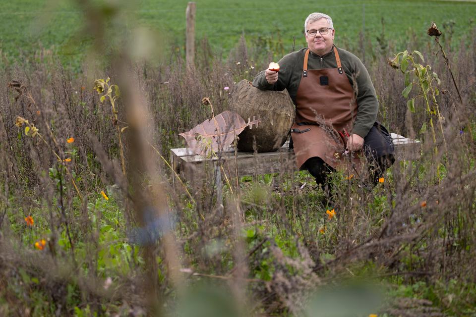 Christian Bak har fået mulighed for at låne et stykke jord i udkanten af Aabybro, hvor han kan have sine æbletræer. <i>Foto: Claus Søndberg</i>