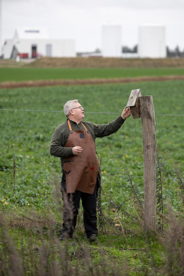 På Christian Baks jordstykke har han også sørget for bolig til fuglene og desuden har han bygget et insekthotel. <i>Foto: Claus Søndberg</i>