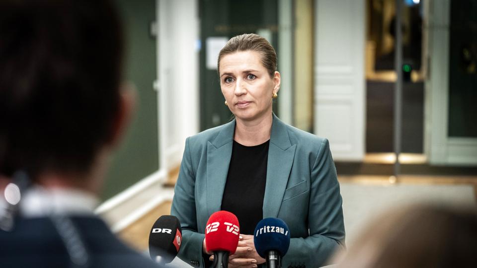 Fungerende statsminister Mette Frederiksen (S) efter regeringsforhandlinger fredag i Statsministeriet. Her er der blandt andet blevet diskuteret økonomi og inflation med de fremmødte partier. <i>Emil Helms/Ritzau Scanpix</i>
