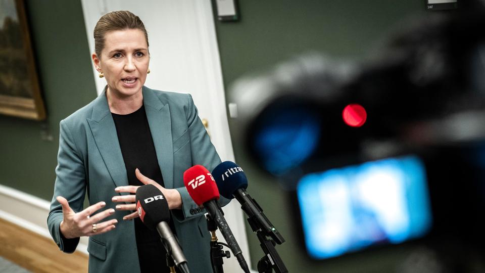 Mette Frederiksen fra Socialdemokratiet møder pressen efter regeringsforhandlinger i Statsministeriet på Christiansborg. <i>Emil Helms/Ritzau Scanpix</i>