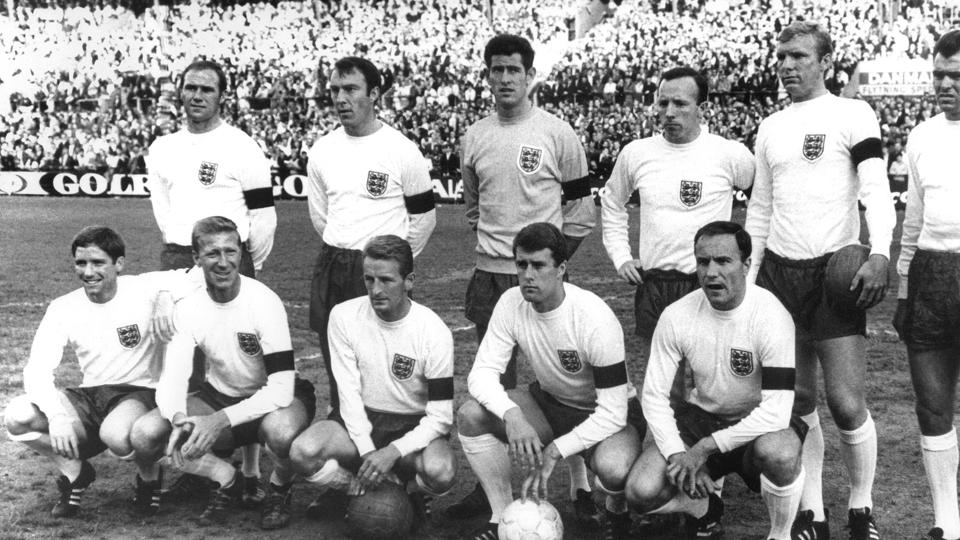 Adskillige spillere fra Englands verdensmesterhold i 1966 har fået konstateret demens. Billedet her er fra en testkamp mod Danmark i Idrætsparken samme år. <i>Unknown/Ritzau Scanpix</i>