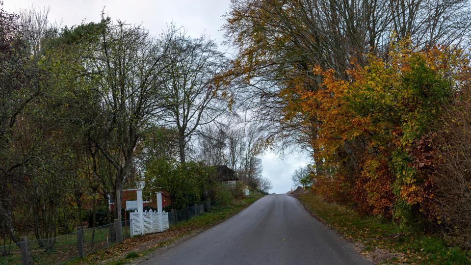 Langtvedvej er en forholdsvis smal vej op til Sæby Bakker - byens nye og store boligområde. <i>Foto: Kim Dahl Hansen</i>
