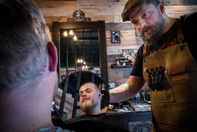 Tony Farah har åbnet Barbers Den i Nørresundby, der er en frisørsalon primært for mænd med kort hår og/eller skæg.