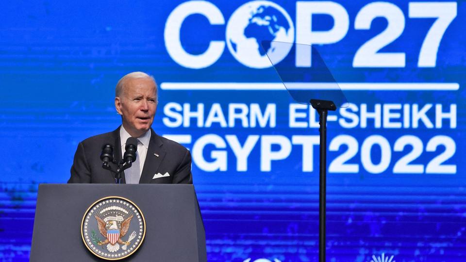 USA's præsident, Joe Biden, siger i en tale ved klimatopmødet COP27 i Sharm el-Sheikh i Egypten fredag, at den globale klimakrise udgør en eksistentiel trussel for planeten. Han lover, at USA vil gøre sit for at hjælpe med at bekæmpe krisen. <i>Ahmad Gharabli/Ritzau Scanpix</i>