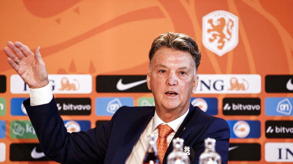 Louis van Gaal udtog fredag det hollandske VM-hold til slutrunden i Qatar. Det var her, at han fortalte, at VM-spillerne 17. november skal mødes med 20 migrantarbejdere. <i>Maurice Van Steen/Ritzau Scanpix</i>