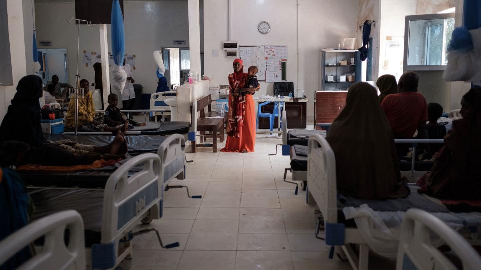 Somalia er ramt af voldsom tørke, og det går hårdest ud over kvinder og børn. På billedet se en af hospitalerne i Baidoa i Somalia, hvor 
flygtningene behandles. (Arkivfoto) <i>Guy Peterson/Ritzau Scanpix</i>