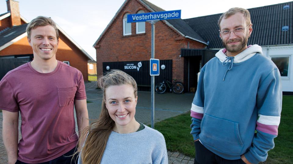 Fra venstre: Arkitekt Thomas Oxvig Håkansson, projektleder Stine Casparij Kondrup og styregruppemedlem Alexander Bengtsen. Sammen med det øvrige af styregruppen bag Folkehuset VØ skal Alexander og de to eksterne konsulenter nu tage stilling til de mange ideer, borgerne fra Vorupør har luftet om deres drømme for Folkehuset VØ. <i>Foto: Bo Lehm</i>