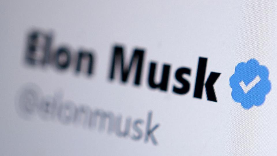 En ny mulighed for at købe sig til en verificeret profil på det sociale medie Twitter er blevet sat på pause, fordi brugere foregav at være kendisser eller virksomheder. (Arkivfoto). <i>Dado Ruvic/Reuters</i>