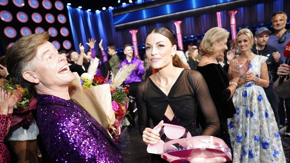 - Er det virkelig rigtigt?, lød det flere gange fra skuespiller Caspar Phillipson, da han og dansepartneren Malene Østergaard blev udråbt som vindere af årets udgave af "Vild med dans". <i>Martin Sylvest/Ritzau Scanpix</i>