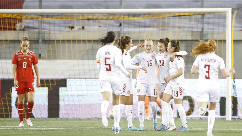 Signe Bruun har netop bragt Danmark foran med 2-1 i fredagens sejr over Schweiz. <i>Michael Buholzer/Ritzau Scanpix</i>