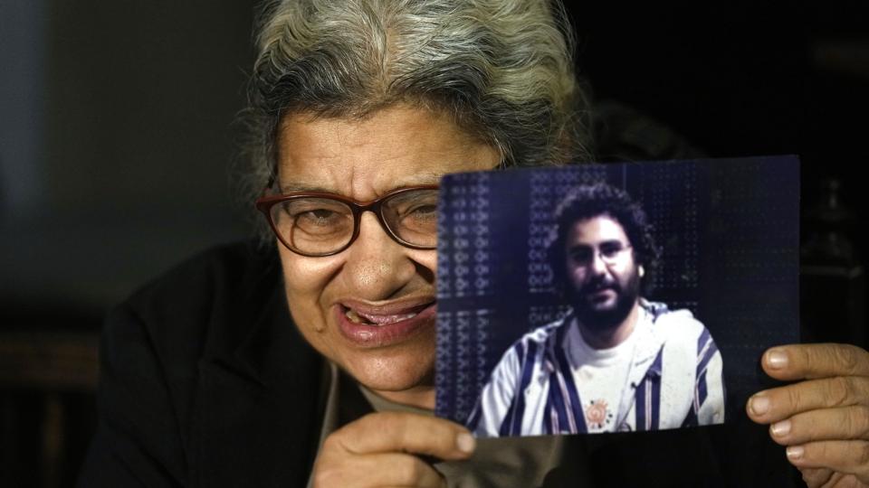 Laila Soueif, der er mor til den sultestrejkende aktivist Alaa Abdel Fattah, har gentagne gange bedt myndighederne om at løslade hendes søn. Her ses Laila Soueif med et billede af sin søn i sit hjem i Kairo. <i>Amr Nabil/Ritzau Scanpix</i>