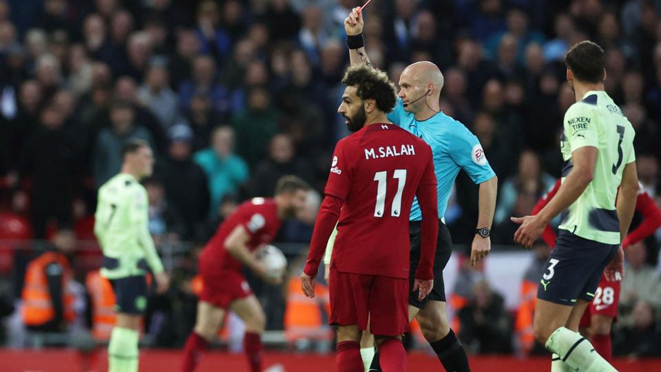 Dommer Anthony Taylor giver her Jürgen Klopp et rødt kort i Liverpools Premier League-kamp mod Manchester City i midten af oktober. <i>Phil Noble/Reuters</i>