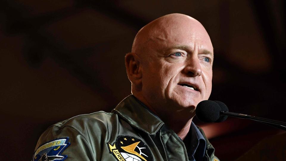 Mark Kelly tog i 80'erne og 90'erne sin uddannelse i USA's flåde, hvor han fortsatte som pilot. Han fløj missioner under Golfkrigen, og i 1996 blev han sammen med sin tvillingebror udvalgt til Nasa-pilot. Mellem 2001 og 2011 fløj han fire missioner - to som pilot, to som missionsleder - til Den Internationale Rumstation (ISS). (Arkivfoto) <i>Patrick T. Fallon/Ritzau Scanpix</i>