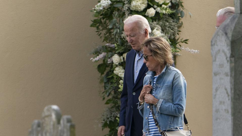 Blandt de 200 amerikanere, der fra fredag har fået indrejseforbud i Rusland, er præsident Joe Bidens søster, Valerie Owens, som han ses sammen med på billedet her. (Arkivfoto). <i>Manuel Balce Ceneta/Ritzau Scanpix</i>