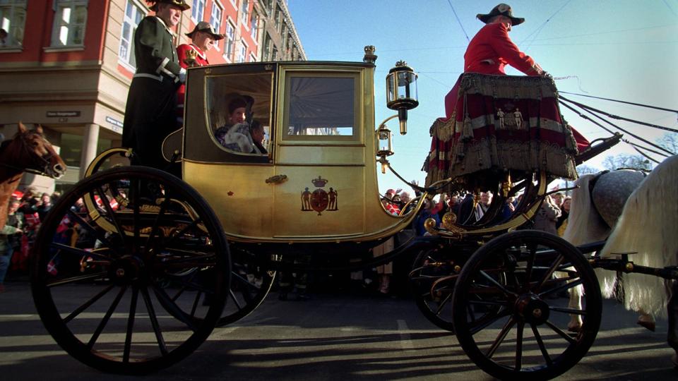 Guldkareten fra 1892 er sat i stand inden køreturen til Københavns Rådhus. Det er anden gang, dronningen benytter den i forbindelse med et jubilæum. Sidst var i 1997, hvor dronningen havde været regent i 25 år. <i>Jakob Boserup/Ritzau Scanpix</i>