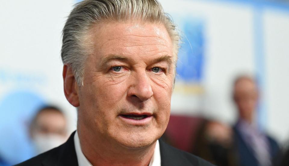 En rekvisitpistol gik af under optagelserne til filmen "Rust" i 2021. Det skete, mens skuespiller Alec Baldwin rettede pistolen mod fotografen Halyna Hutchins. Den ukrainske filmfotograf døde af sine kvæstelser. (Arkivfoto). <i>Angela Weiss/Ritzau Scanpix</i>