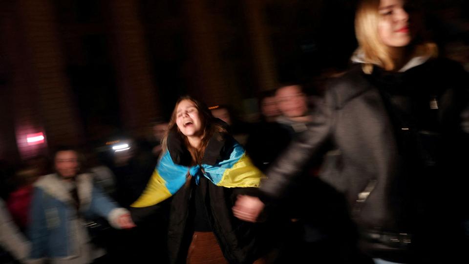 Indbyggerne i den ukrainske by Kherson sang og jublede i gaderne, efter at russiske soldater forlod byen fredag. Kherson var den eneste provinshovedstad, som russiske styrker havde formået at indtage siden invasionen 24. februar. Derfor ses Ukraines generobring som et nederlag for Rusland. <i>Murad Sezer/Reuters</i>