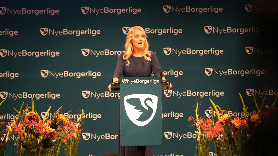 Nye Borgerlige holder årsmøde i København, og her har partiformand Pernille Vermund holdt tale lørdag formiddag. Hun siger blandt andet, at der skal "rettes op på", at Nye Borgerliges hovedbestyrelse kan udpege spidskandidater. <i>Emil Helms/Ritzau Scanpix</i>