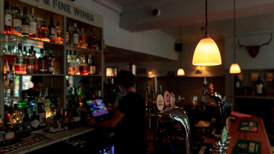 Britiske pubber ønsker med regeringens hjælp at få sikret rimelige priser for en pint i julen. <i>May James/Reuters</i>