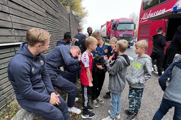 solid maksimere Rykke Fodboldspillere opmuntrede børn fanget i lang kø: - Vi må glæde dem, vi  kan, i sådan en situation her | Nordjyske.dk