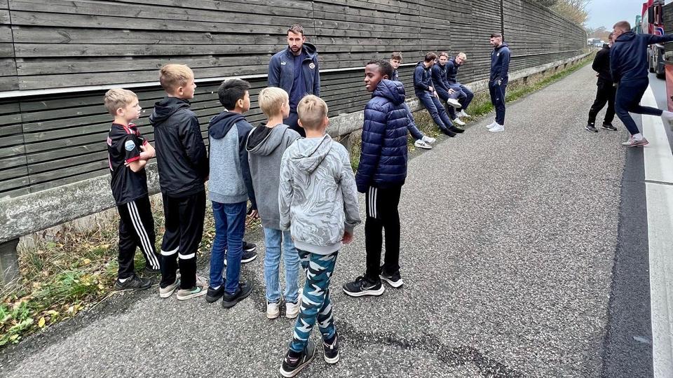 Hobro IK blev fanget i kø inden Storebæltsbroen