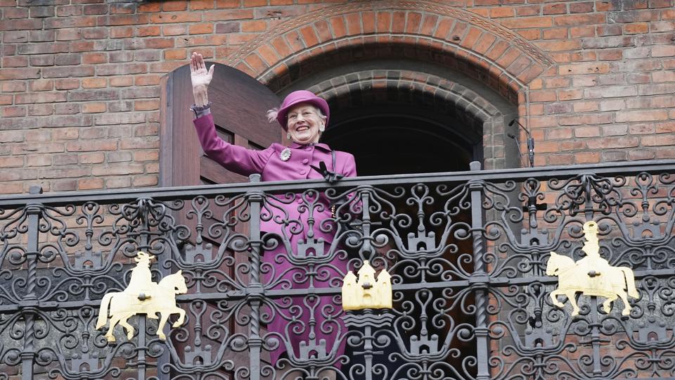 Dronningen vinkede fra balkonen på Københavns Rådhus til de fremmødte. En 53-årig mand blev anholdt for at kaste æg på rådhuset. <i>Martin Sylvest/Ritzau Scanpix</i>