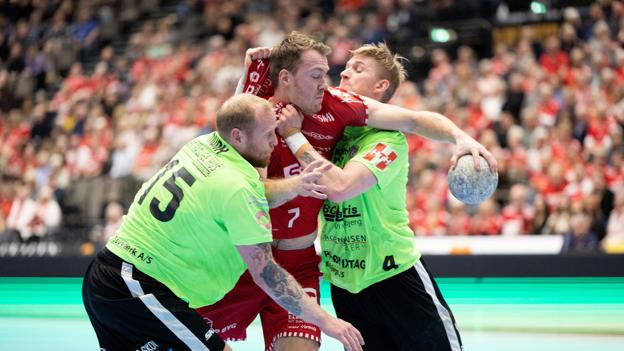 Felix Claar og de øvrige Aalborg-spillere med holdt i kort snor af Ribe-Esbejrg. <i>Foto: Bente Poder</i>