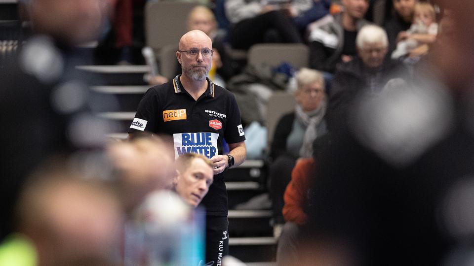 Stefan Madsen trøster sig med, at det ene point er nok til, at Aalborg Håndbold selv kan afgøre, om de skal have hjemmebanefordel i semifinalen.       <i>Arkivfoto: Bente Poder</i>
