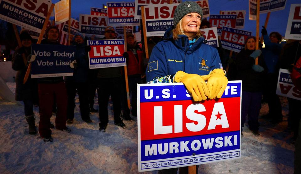 Senator Lisa Murkowski i forgrunden på valgaftenen tirsdag i Alaskas største by, Anchorage. Hun er kendt for at gå egne veje i USA's republikanske parti. <i>Kerry Tasker/Reuters</i>