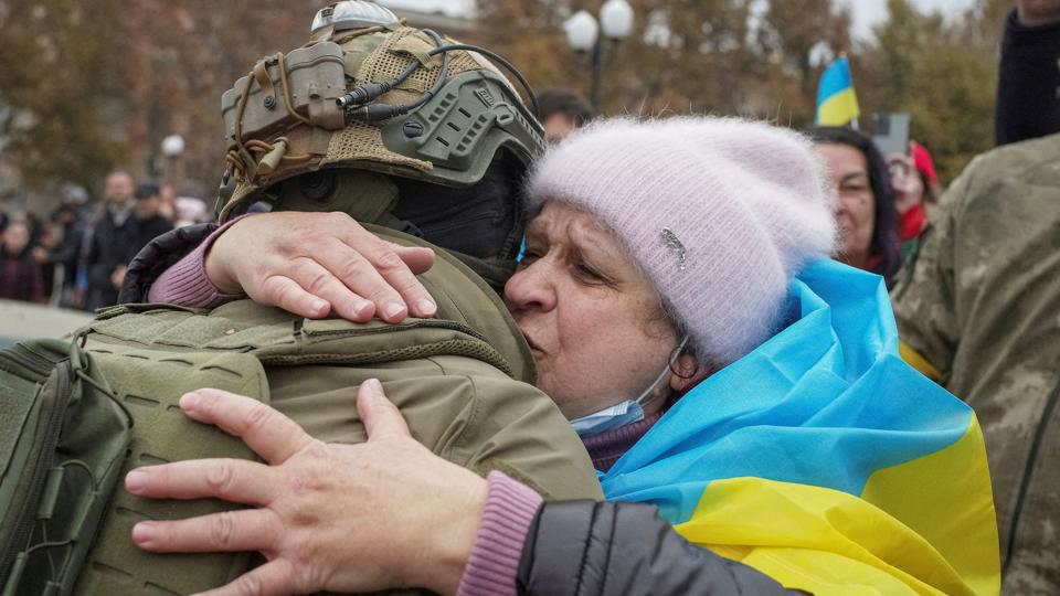 En kvinde i Kherson omfavner en ukrainsk soldat. Byen har været holdt besat af Rusland siden starten af krigen. Men efter mange ugers kampe har de russiske styrker valgt at trække sig ud og søge over på den anden siden af floden Dnipro. Fredag rykkede de ukrainske styrker ind i byen. <i>Stringer/Reuters</i>