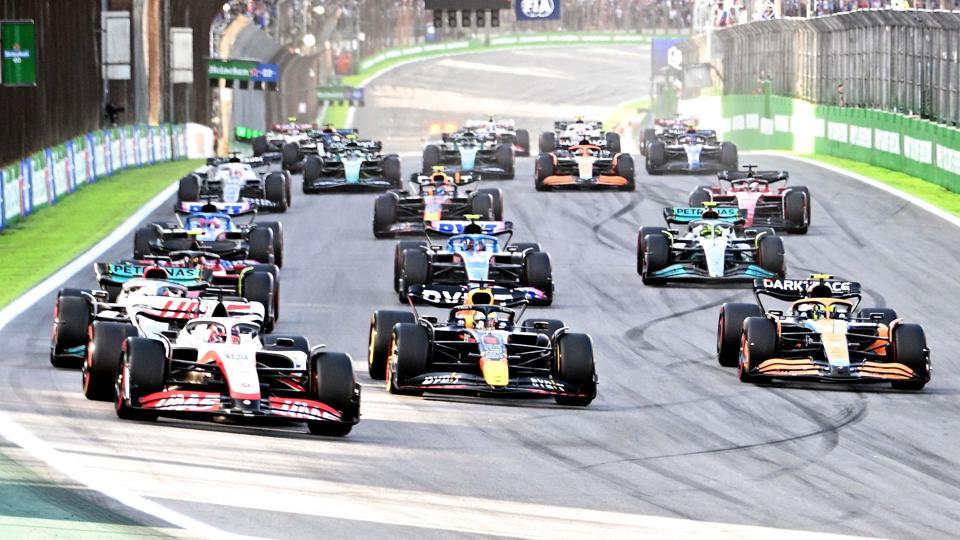Nederst til venstre ses Kevin Magnussen i sin Haas-racer. For første gang i karrieren havde han pole position. <i>Evaristo Sa/Ritzau Scanpix</i>