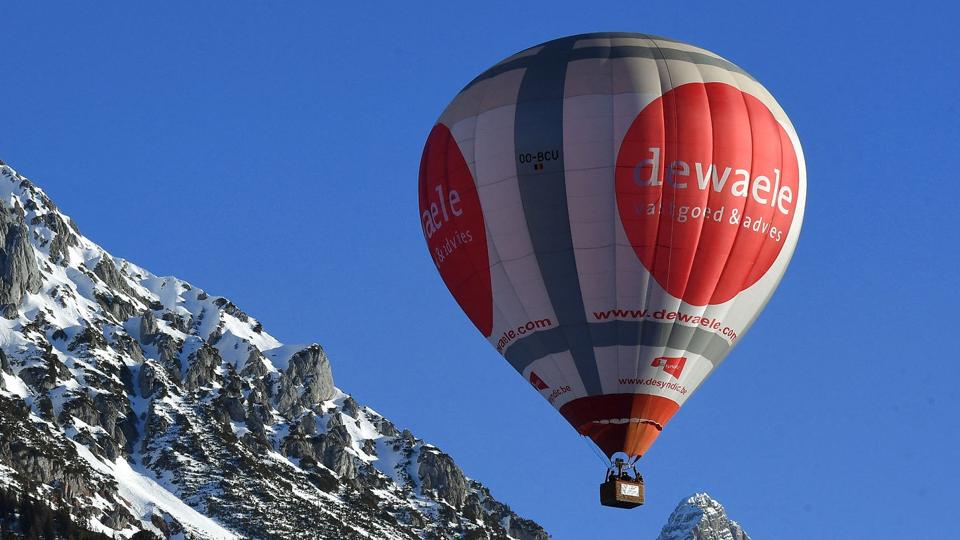I alt ni blev kastet ud af kurven på en luftballon i Østrig lørdag. To meldes svært tilskadekomne. Billedet her er en flyvning med en luftballon ved landsbyen Filzmoos i Dachstein-bjergene i Østrig og har ikke noget med lørdagens ulykke at gøre. <i>Christof Stache/Ritzau Scanpix</i>