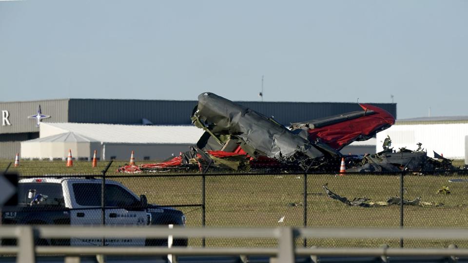 To veteranfly kolliderede lørdag under et opvisningsshow i Dallas. Flere frygtes at have mistet livet. <i>Lm Otero/Ritzau Scanpix</i>