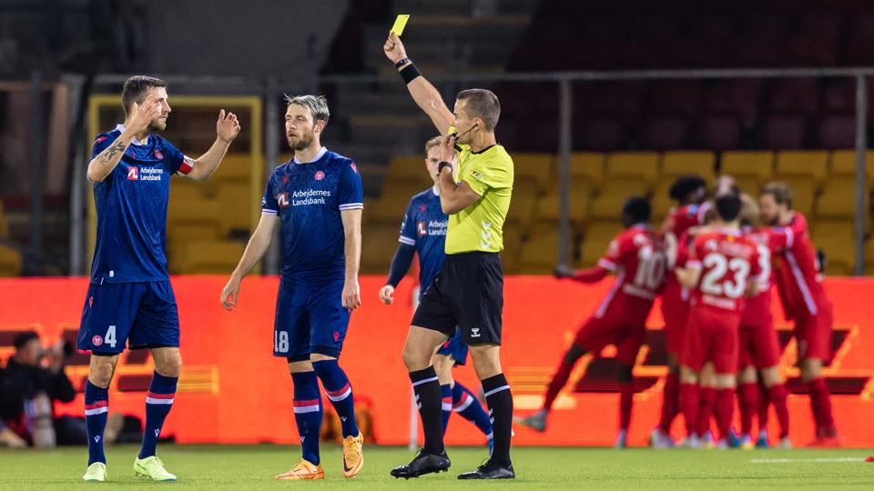 Lars Kramer får her et gult kort af dommer Morten Krogh i efterårets sidste superligakamp på udebane mod FC Nordsjælland. <i>Arkivfoto: Martin Damgård</i>