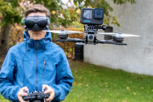 Det kræver hård træning at blive Danmarks bedste dronefotograf. Heldigvis er der masser af plads til træning i haven på Gjøl. <i>Foto: Jesper Hansen</i>