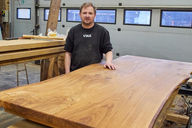 Kim Pedersen indgår i produktionen af plankeborde på VIKA.