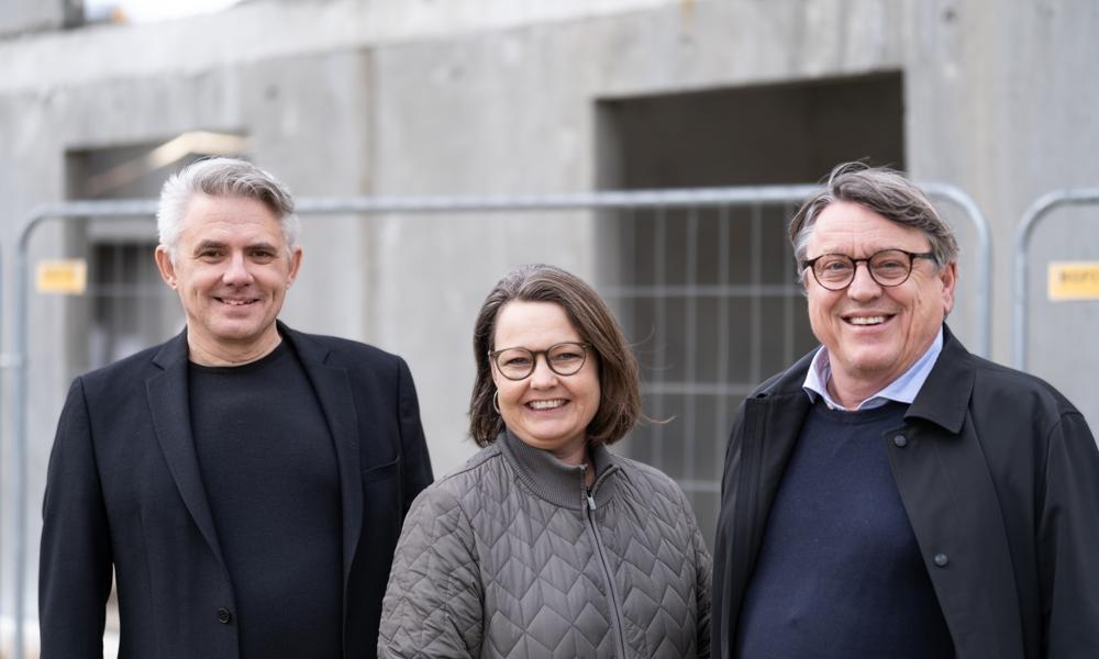 Topfolk i Kjaer & Richter og Vilhelm Lauritzen Arkitekter. Fra venstre: Ole Madsen, arkitekt og indehaver, Kjaer & Richter, Gyrithe Saltorp, adm. direktør i Vilhelm Lauritzen Arkitekter, og Peter Sand, arkitekt og indehaver. Kjaer & Richter. Topfolk i Kjaer & Richter og Vilhelm Lauritzen Arkitekter. Fra venstre: Ole Madsen, arkitekt og indehaver, Kjaer & Richter, Gyrithe Saltorp, adm. direktør i Vilhelm Lauritzen Arkitekter, og Peter Sand, arkitekt og indehaver. Kjaer & Richter.