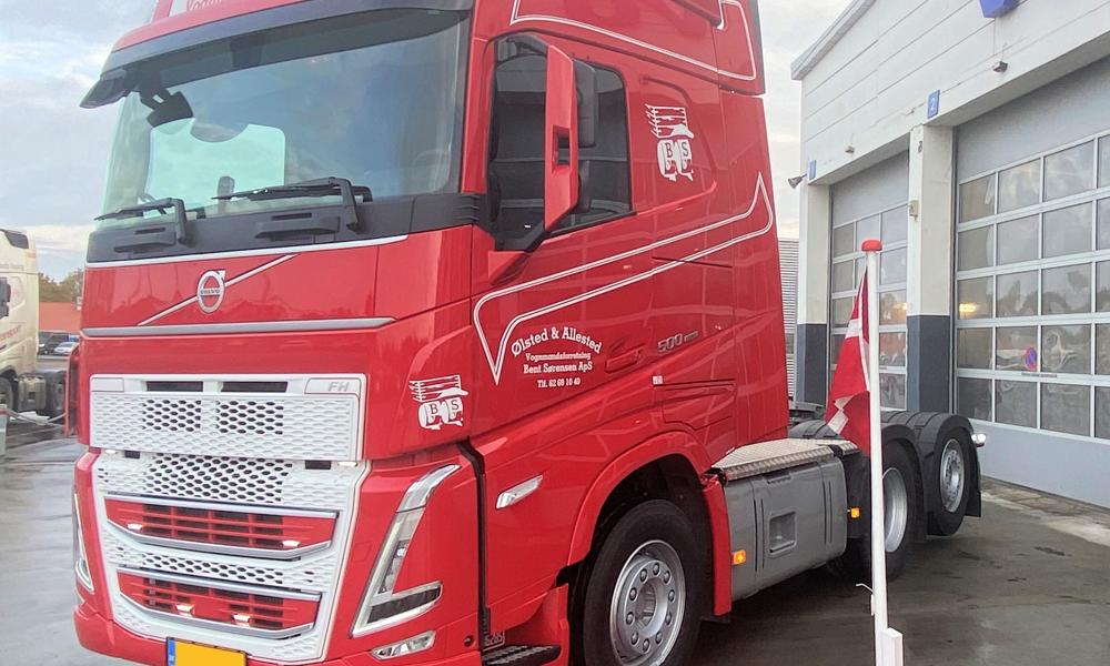 Ølsted & Allested Vognmandsforretning ved Bent Sørensen ApS fra Broby på Fyn har investeret i endnu en Volvo FH500. Ølsted & Allested Vognmandsforretning ved Bent Sørensen ApS fra Broby på Fyn har investeret i endnu en Volvo FH500.