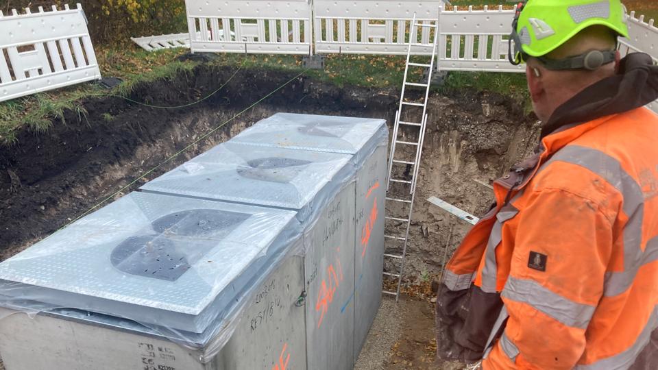 Mandag morgen blev beholderne til det nedgravede system til den fremtidige affaldshåndtering sat ned i udgravningen ved Thisted Boligs nye afdeling på Salvievej. Når systemet tages i brug, er de individuelle, sorte affaldsbeholdere fortid til fordel for en fælles løsning. <i>Foto: Jens Fogh-Andersen</i>