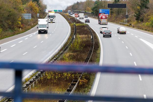 Der er ønske om bro mellem Nr. Tranders Vej og over E45 motorvejen til Lemvigvej. Det er, lige der bilerne kører, at vejene kan forbindes med en bro til bybusserne. <i>Foto: Henrik Bo</i>