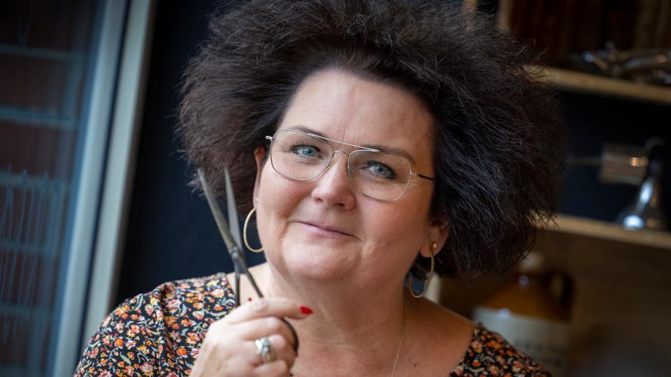 Frisør Willy har været i Sindal i 60 år - Gitte Falk overtog salonen efter sin far. <i>Foto: Martél Andersen</i>